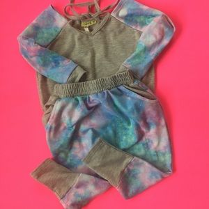 Multicolored jogger set.